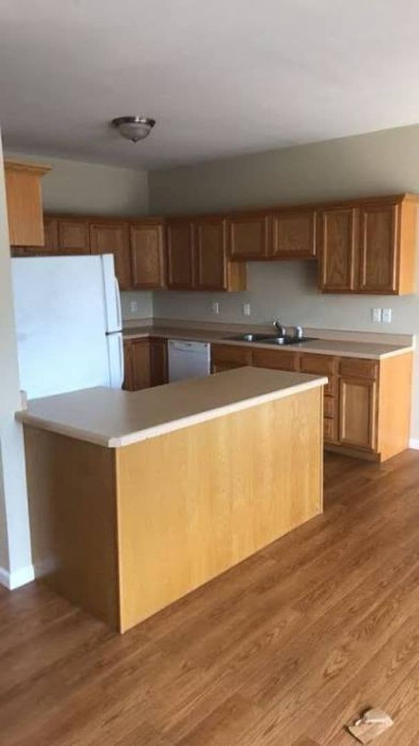 Building Photo - 3-Bedroom Townhome Available This July!