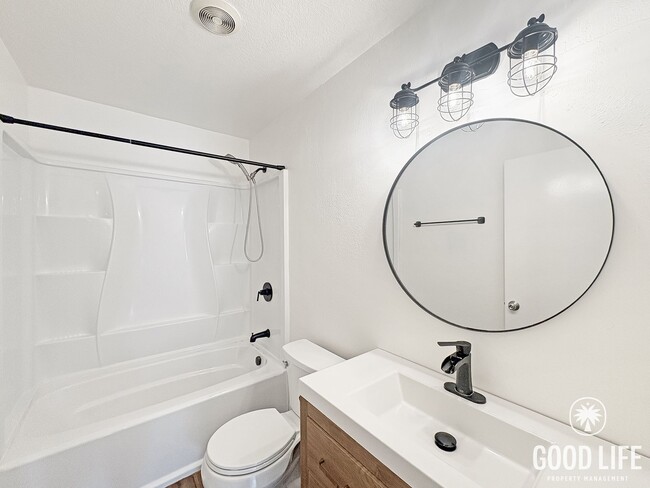 Building Photo - Inviting 2BD/1BA Gated Home in Vista with a 2 Car Garage, Private Yard & Community Amenities