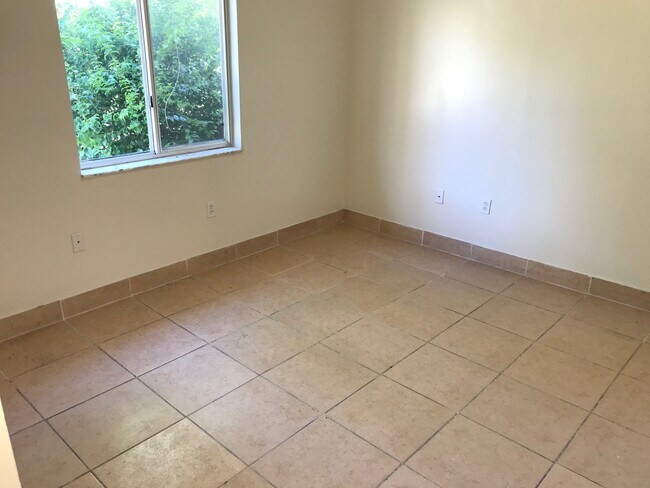 Building Photo - 917 SW 8th Pl