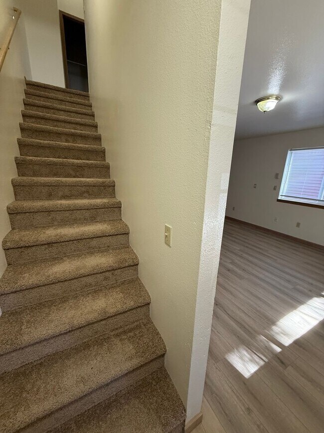 Building Photo - Close to COCC!  Townhouse, 2.5 Bath, W/D Hookups, Gas Fireplace, Water/Sewer Paid, Garage