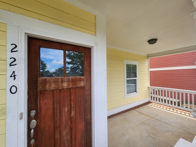 Building Photo - 2240 Lakeside Dr