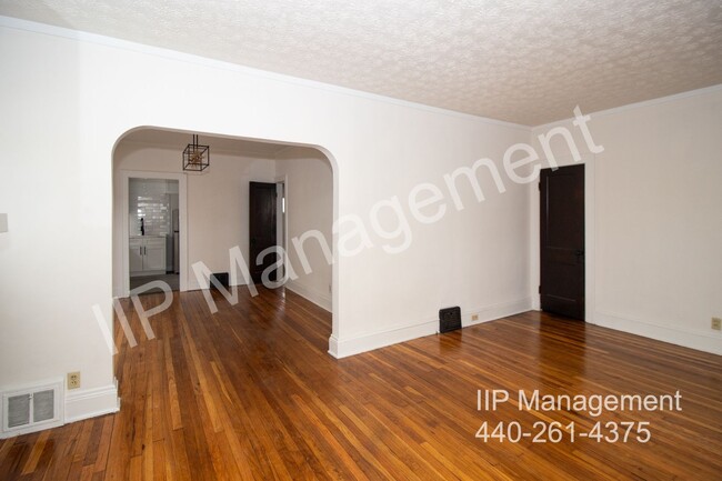 Building Photo - 2207 Chesterland Ave