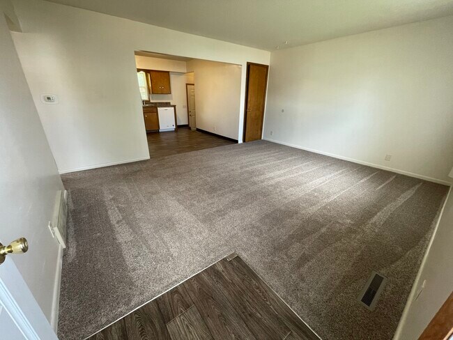Building Photo - 2220 Chanticleer St