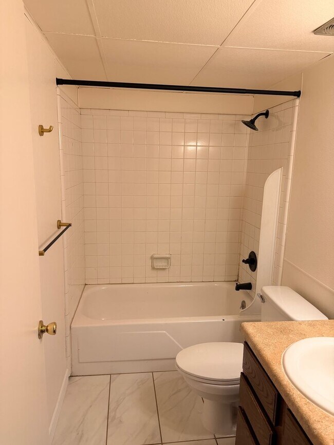 Building Photo - 3828 Country Club Rd