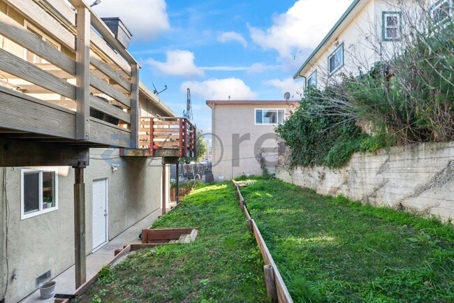 Building Photo - 6000 Bayview Ave