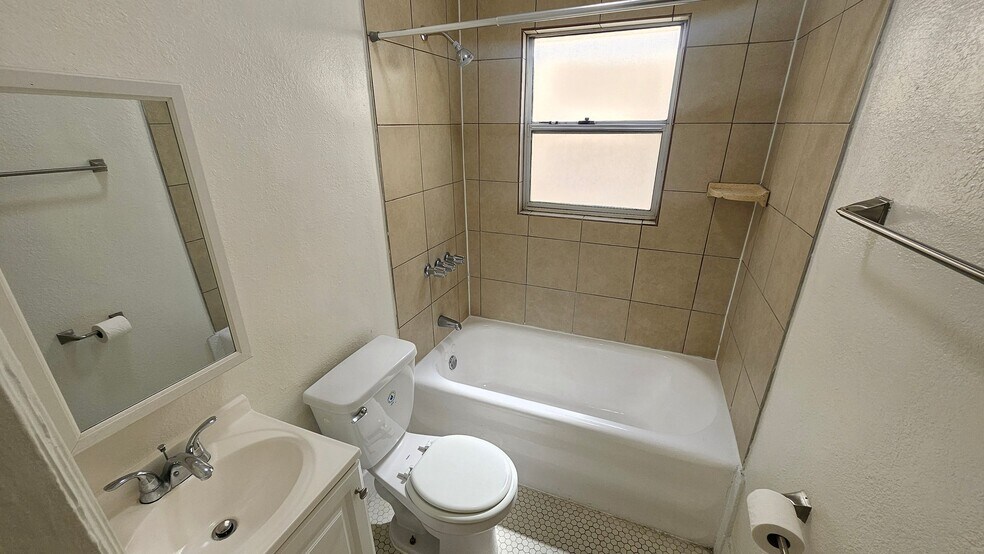 Building Photo - 727 S Coronado St