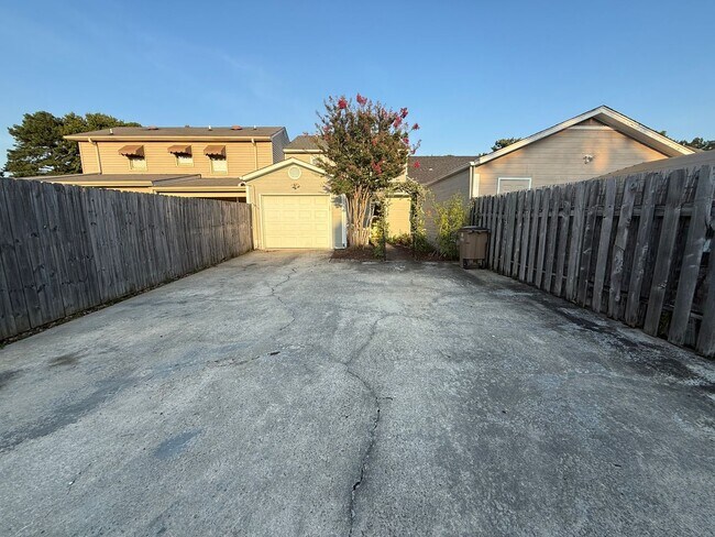 Building Photo - Welcome to this stunning 3-bedroom, 2.5-ba...