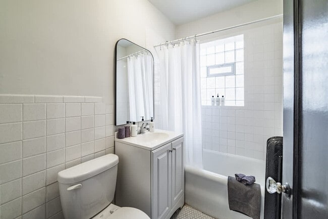 Building Photo - 3551 N Janssen Ave