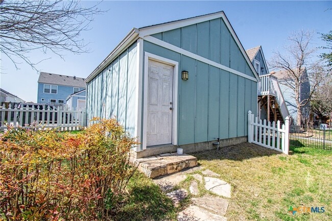 Building Photo - 421 Shadow Point