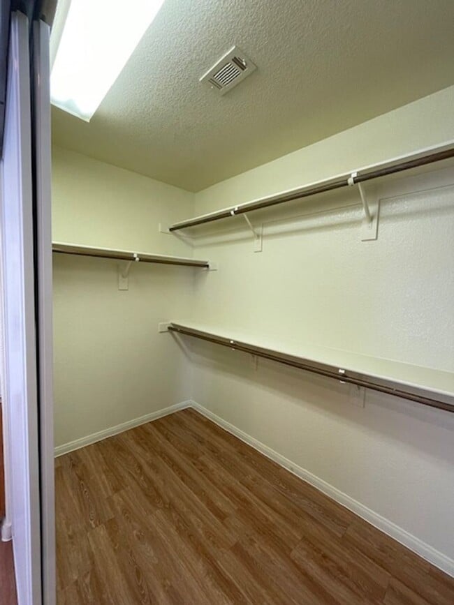Building Photo - MOVE-IN READY 4BR/3BA SINGLE FAMILY HOME I...