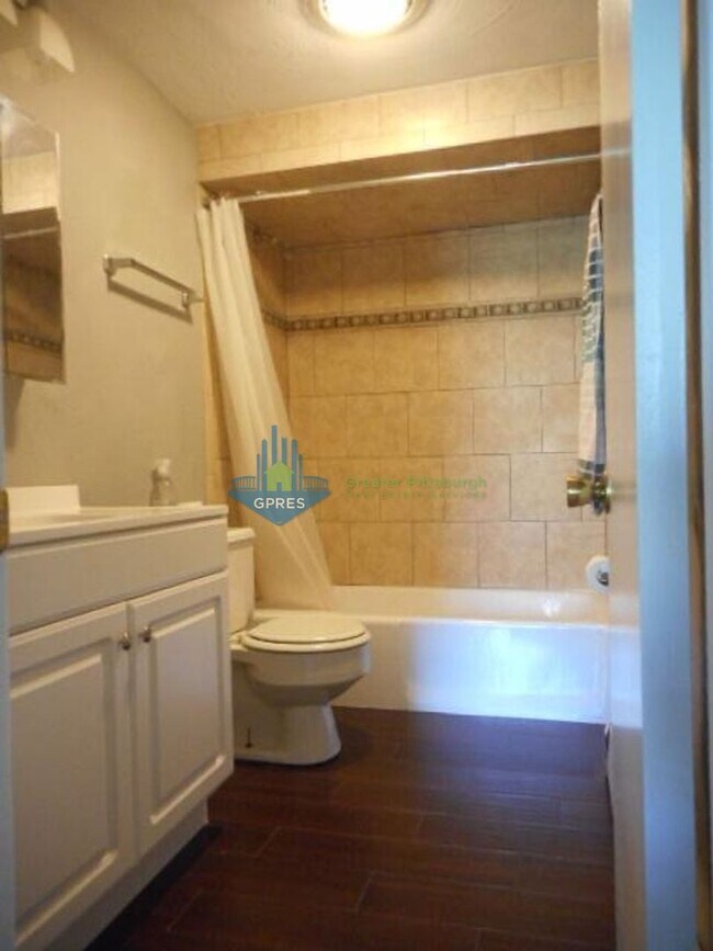 Building Photo - 2-bedroom 1st floor apartment for rent in Oakmont