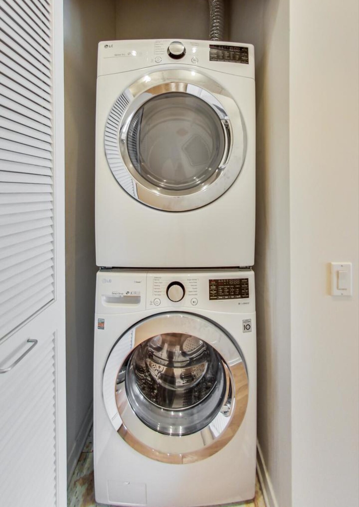 Building Photo - 720 N Larrabee St