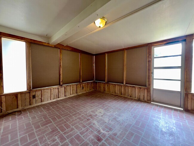 Building Photo - PRE-LEASING for June! Stunning Large 3 Bedroom Home!