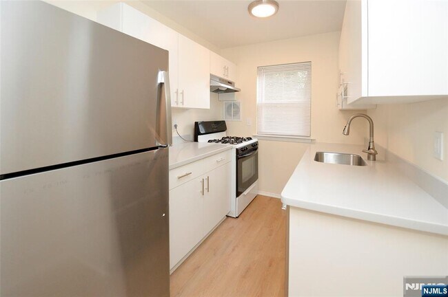 Building Photo - 128 Regency Park