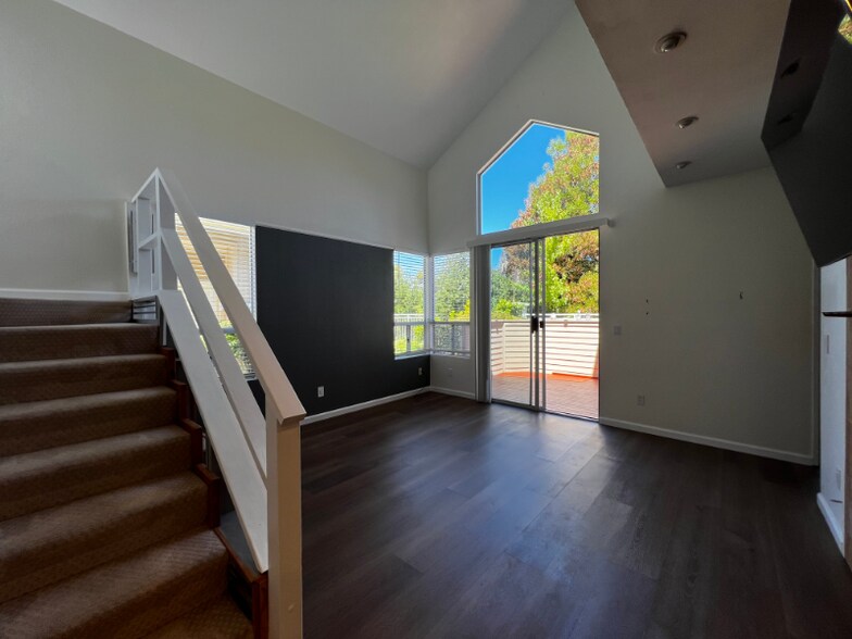 Building Photo - 229 Sunset Dr