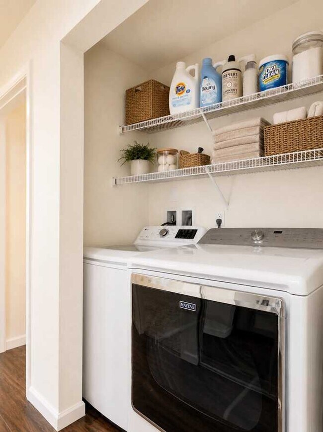 Building Photo - North Beacon Hill 1 Bedroom Apartment for Rent | Beacon Hill Light Rail Access, Balcony, Hardwood...