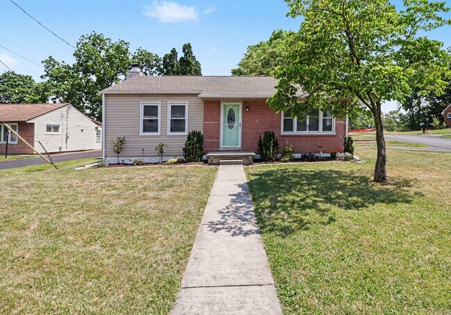 Building Photo - 105 Maple Dr