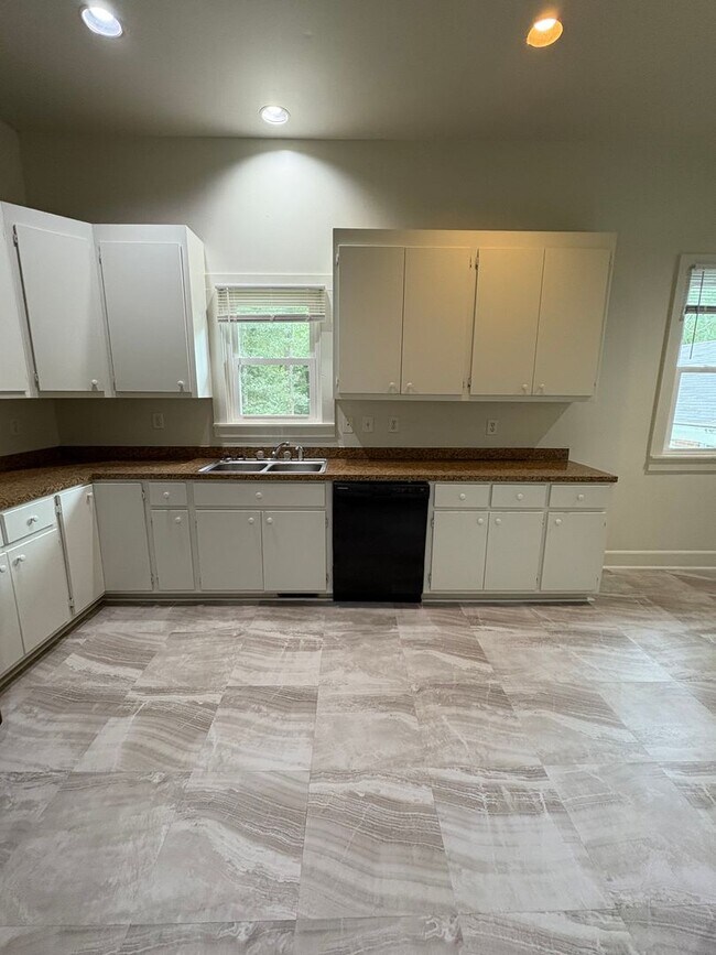 Building Photo - Spacious 3 Bedroom 2 Bath Trinity Park Hou...