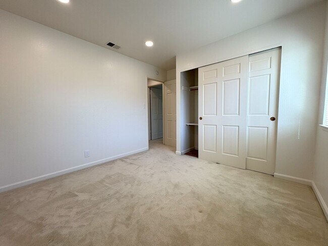 Building Photo - Beautifully Updated 3-Bedroom Townhome in ...