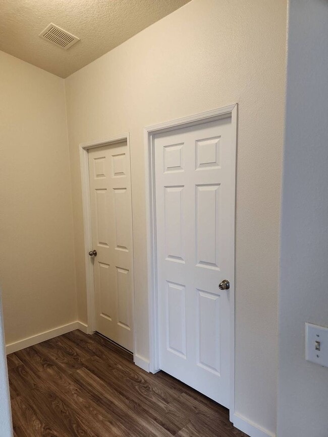 Building Photo - Pet Friendly 3bed : 2bath Home w/ 1 Car De...