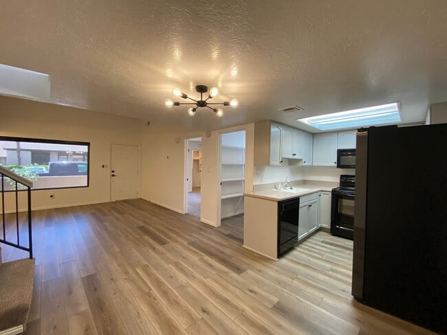 Building Photo - REMODELED 2 BEDROOM UNIT DOWNTOWN ST. GEORGE!