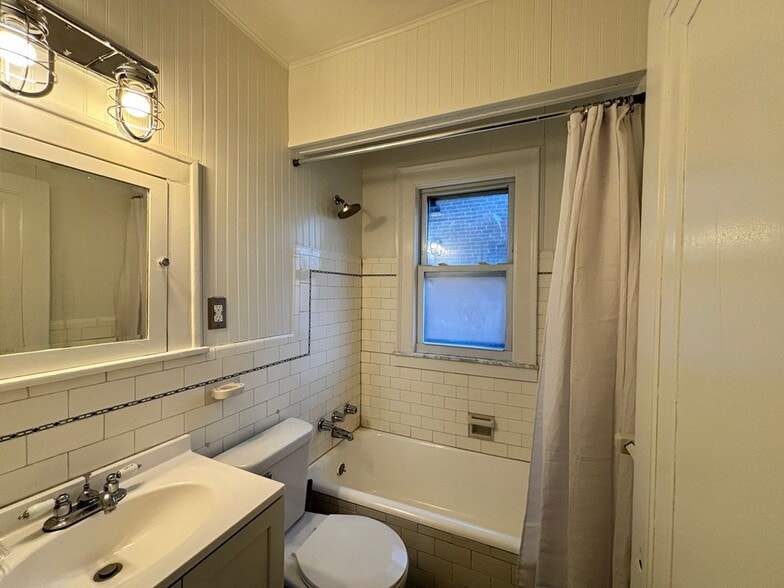 Building Photo - 5783 Yorkshire Rd