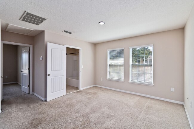 Building Photo - Beautiful 4/2.5 Townhome For Rent in Harmony