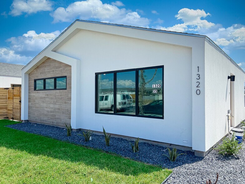 Building Photo - 2705 Woodpecker Rd