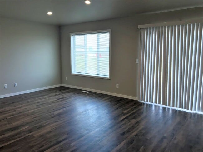 Building Photo - 4 bed 3 bath Single Family Home