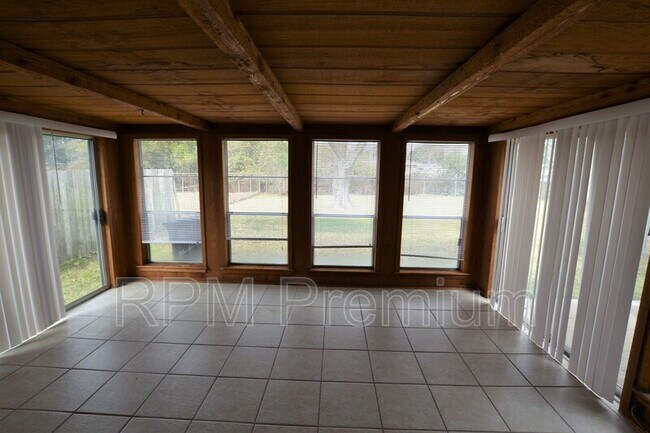 Building Photo - 8255 Queenswood Ct