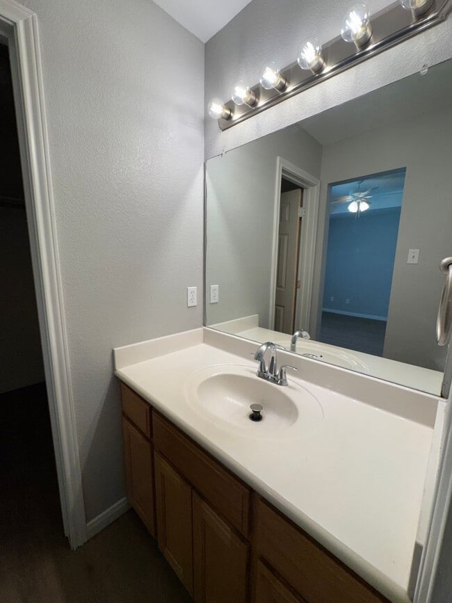 Building Photo - Updated 4 Bedroom Duplex in China Spring ISD