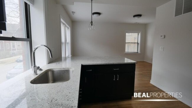 Building Photo - 1 bedroom in CHICAGO IL 60625