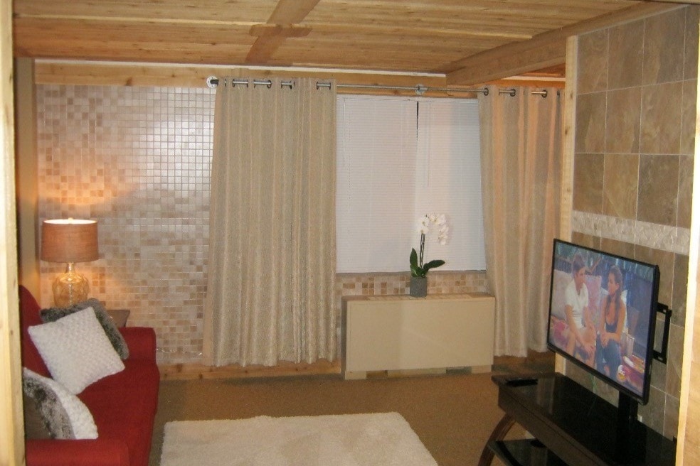 Cozy Lakeview Studio - 11850 Edgewater Dr