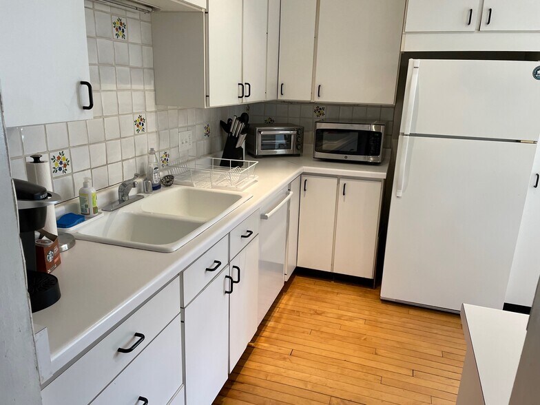 Building Photo - 3937 N Farwell Ave