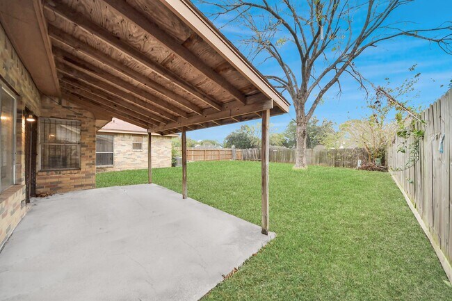 Building Photo - 527 Oakdale Dr