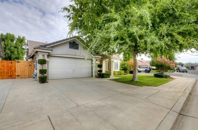 Building Photo - 2898 E Pryor Dr