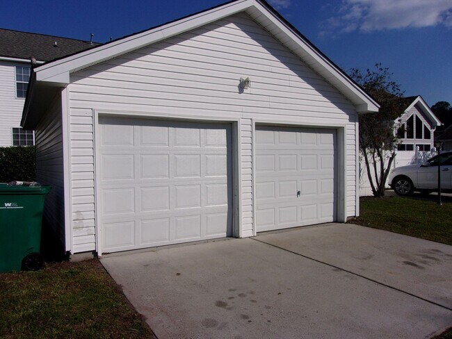 Building Photo - 3 Bedroom / 2.5 Bathroom with 2 car garage...