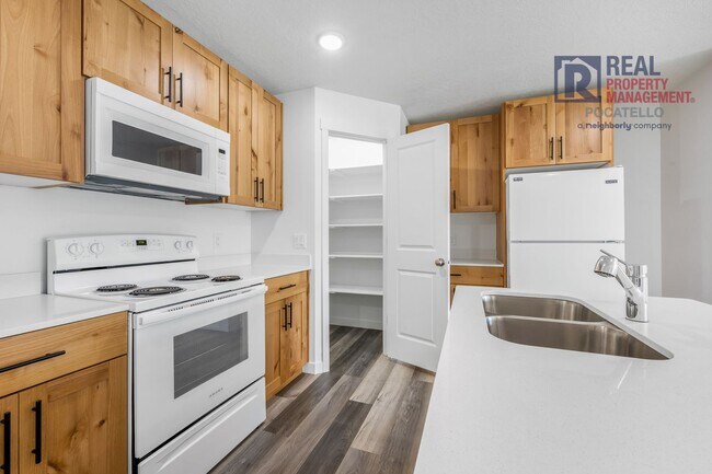 Building Photo - 5805 S 5th Ave