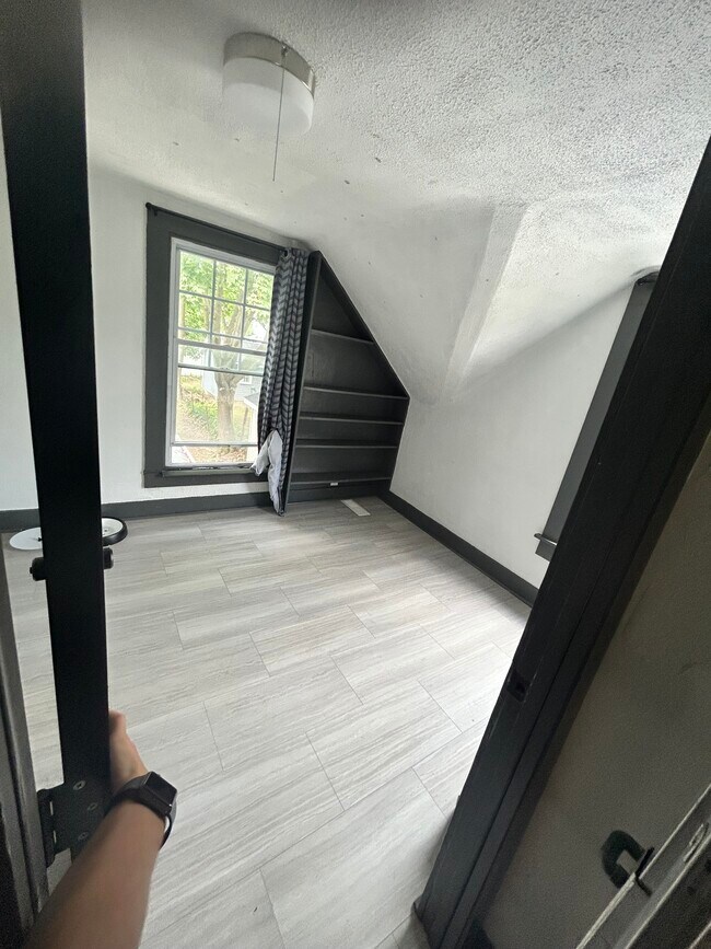 Building Photo - 2315 Fernwood Ave