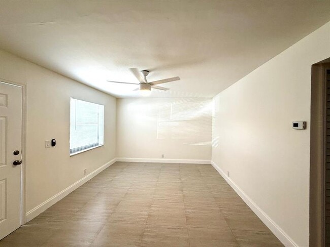 Building Photo - 607 NE 29th Dr