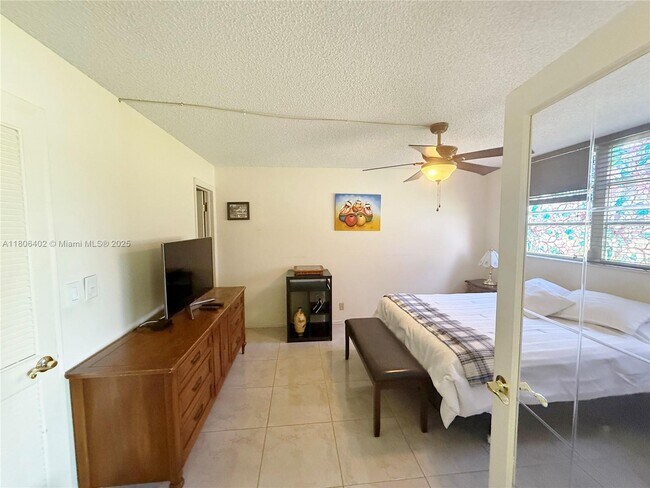 Building Photo - 9820 S Hollybrook Lake Dr