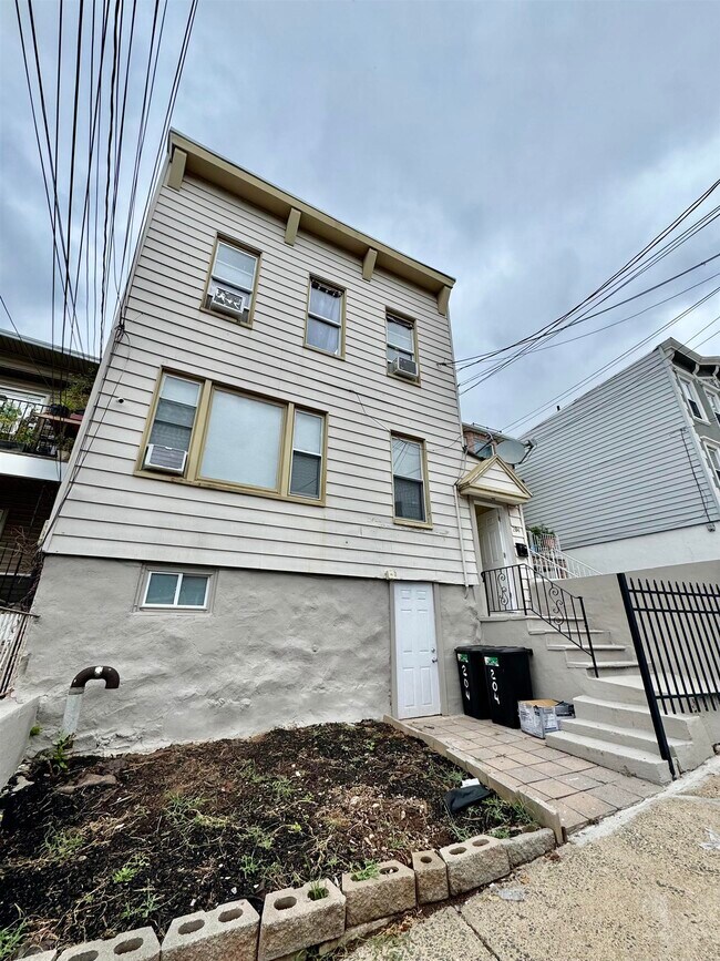 Building Photo - 204 Zabriskie St