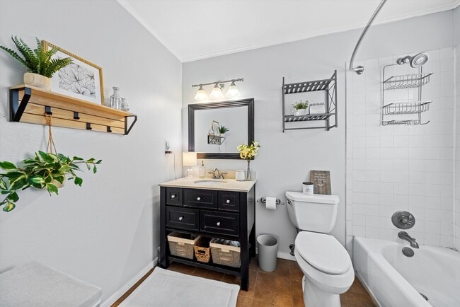 Building Photo - 5601 Westlawn Dr