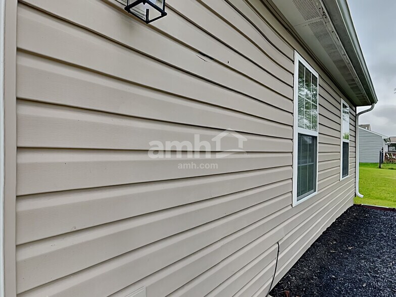 Building Photo - 1475 Round Lake Rd