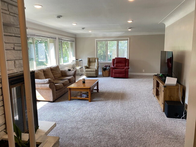 Building Photo - Spacious 4BR/3BA Home w/ Bonus Room, Porch...