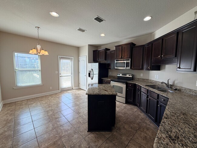 Building Photo - 2492 Bentridge Dr W