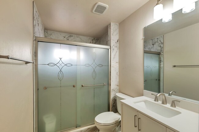 Building Photo - Spacious 6-Bedroom, 4-Bath Pool Home Near ASU Campus