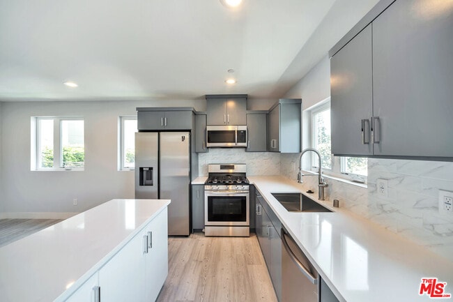 Building Photo - 957 1/2 N Ridgewood Pl