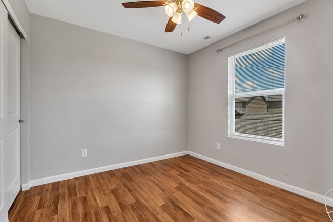Building Photo - Beautiful 3b/3b Townhome!