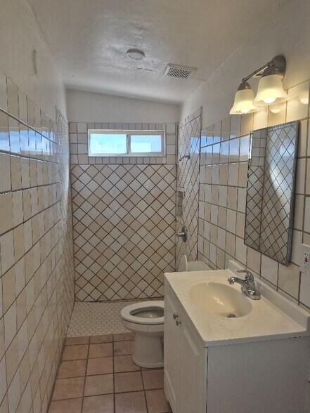 Building Photo - 613 W 41st St